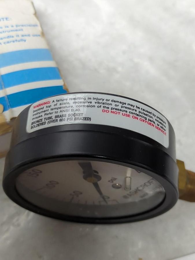 ASHCROFT,1000,GAUGE 2-1/2 IN FACE 1/4 IN NPT BOTTOM CONNECTION 400PSI NOS