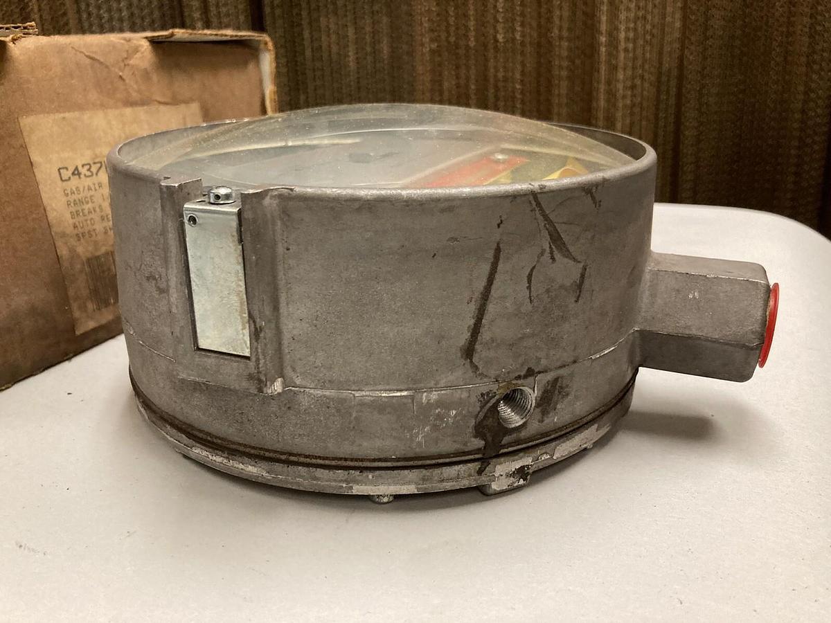 Used Honeywell,C437F-1027,Gas/LP Pressure Switch