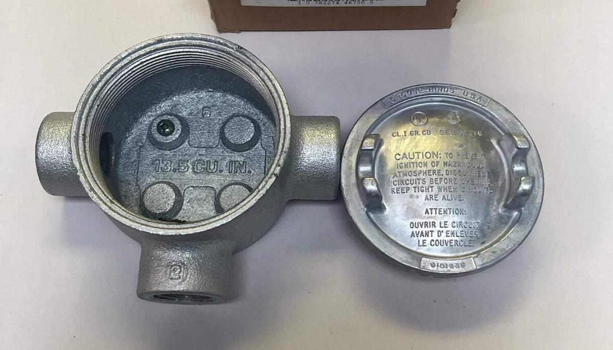 CROUSE HINDS,GUAT26,CONDUIT OUTLET BOX W/ COVER NOS