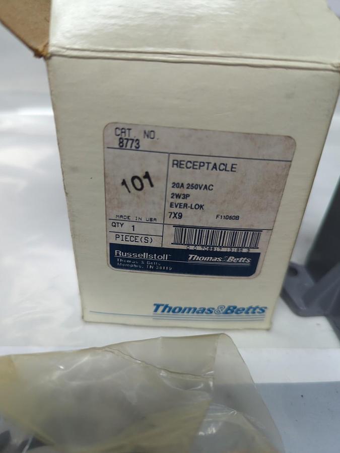 THOMAS & BETTS,8773,RECEPTACLE 20A 250VAC 2W3P NOS