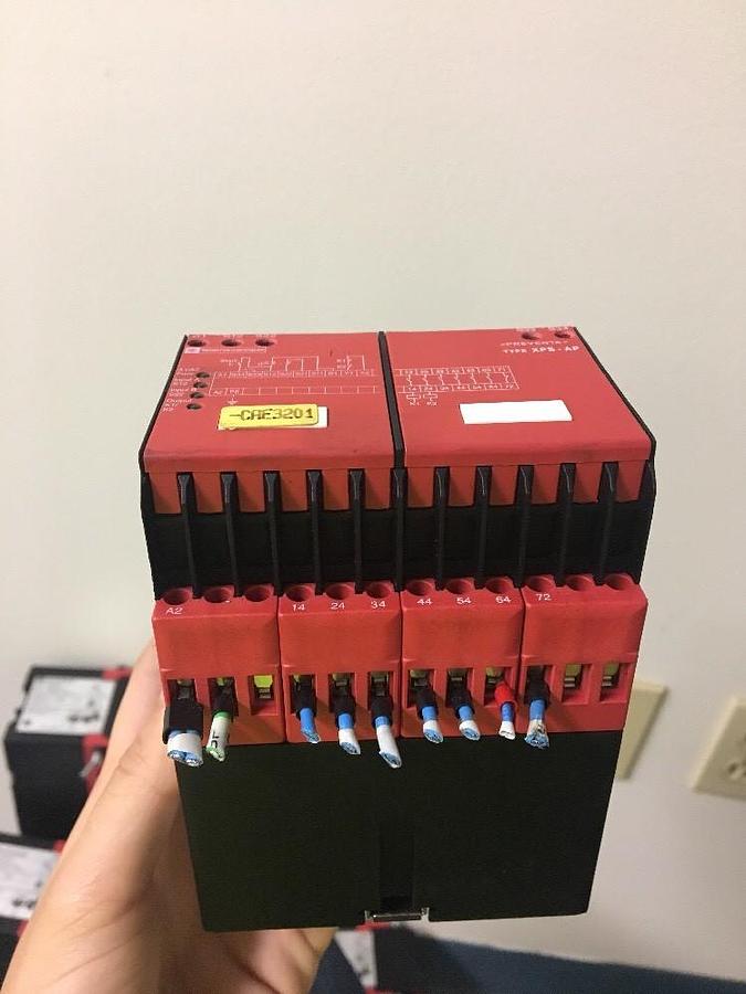 Used TELEMECANIQUE,XPS-AP / XPSAP5140,24V AC SAFETY RELAY