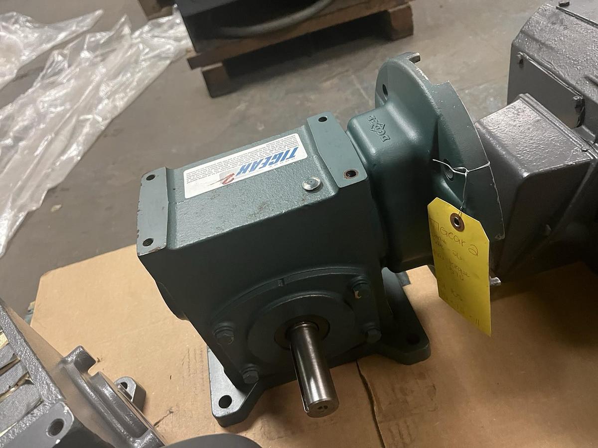 Used DODGE,26Q10LR18,TIGEAR 2 GEAR SPEED REDUCER SIZE 26 RATIO 10 1576RPM 4.92 HP