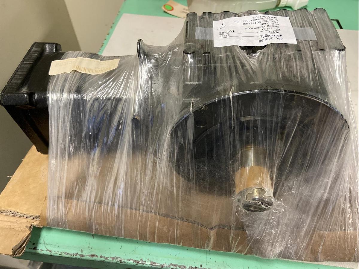 SEW Eurodrive,SF47-AQA100/4,Gear Reducer 4500/372RPM Ratio 12.1