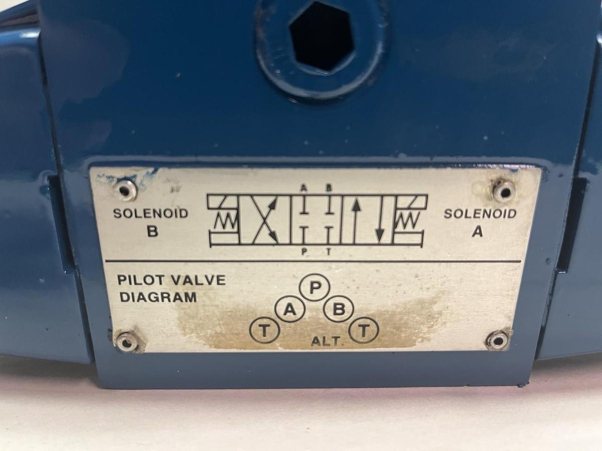 Used VICKERS,DG4S4LW-012C-B-60,DIRECTIONAL PILOT VALVE 02-119493 110/120V COIL
