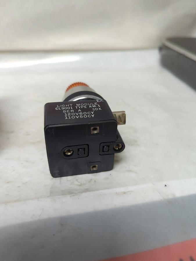 SQUARE D,9001 K2-L1A,ILLUMINATED PUSH BUTTON AMBER NOS