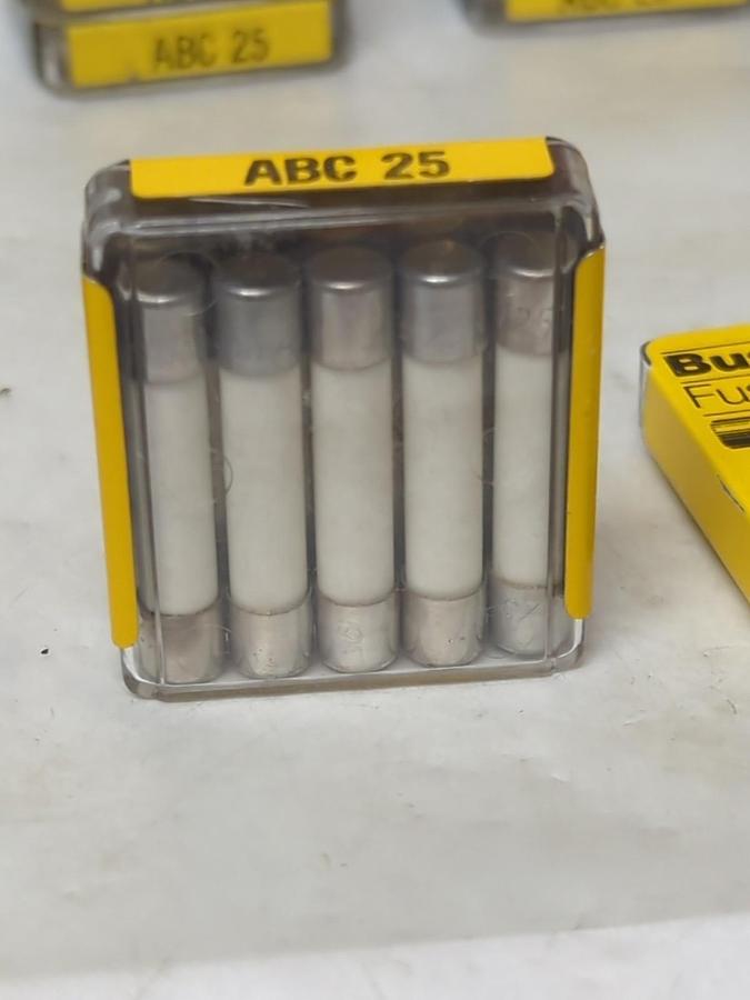 COOPER BUSSMANN,ABC 25,FAST ACTING CERAMIC FUSE 25 AMP LOT OF 29 PACKS OF 5 NOS