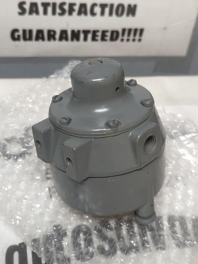 FOXBORO,B1102M,FIXED PRESSURE REGULATOR INPUT 150 PSI MAX OUTPUT 20 PSI NOS