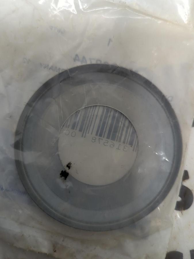 Used SKF,M/5902744 33207 AV,TAPERED ROLLER NILOS RING 35MM ID 69.5 0D NEW