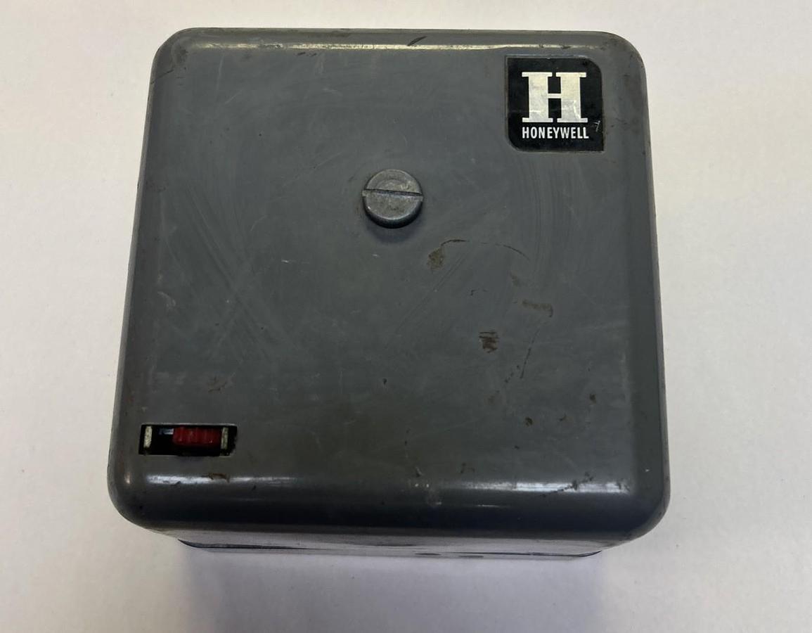 Used HONEYWELL,RA890E1009,SAFETY FLAME CONTROL UNIT