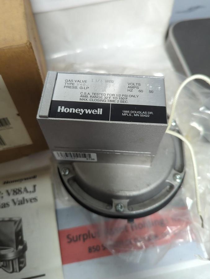 HONEYWELL,V48J 1021,DIAPHRAGM GAS VALVE 120V/60HZ 1-1/4 INCH NPT NOS