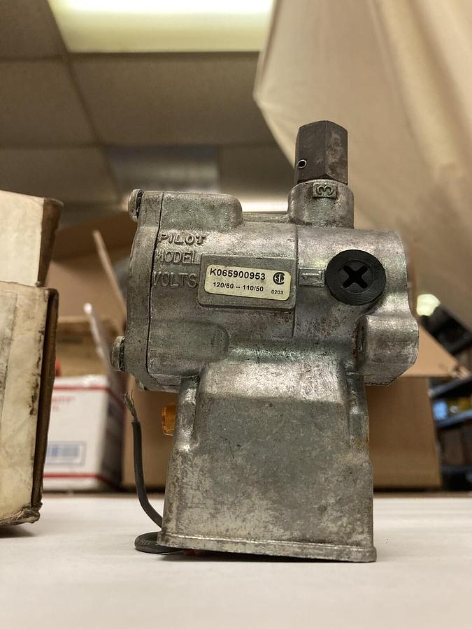 Used Parker,K065900953,Solenoid Valve 3NOX JIC LOC LT 0-200 120/60