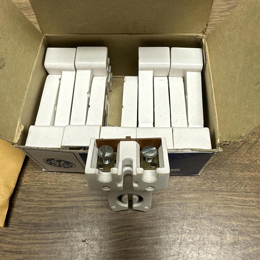 GE,318-F,Flourescent Lampholder 660W 600V BOX of 10