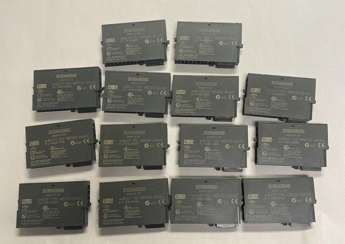 Used SIEMENS,6ES7132-4BD02-0AA0,OUTPUT MODULE LOT OF 14