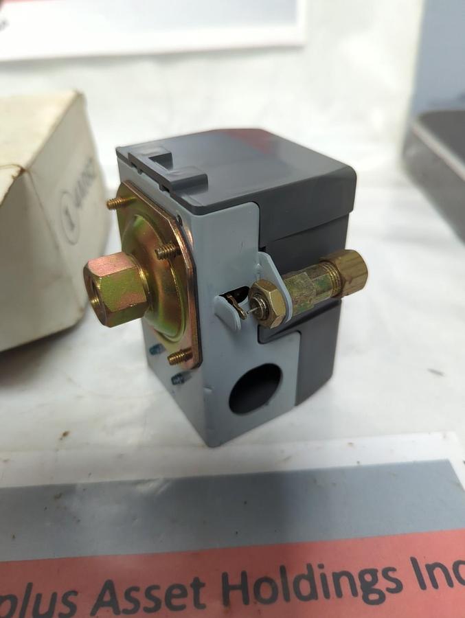 FURNAS,69MB6Y,SERIES A PRESSURE SWITCH WITH UNLOADER VALVE NOS