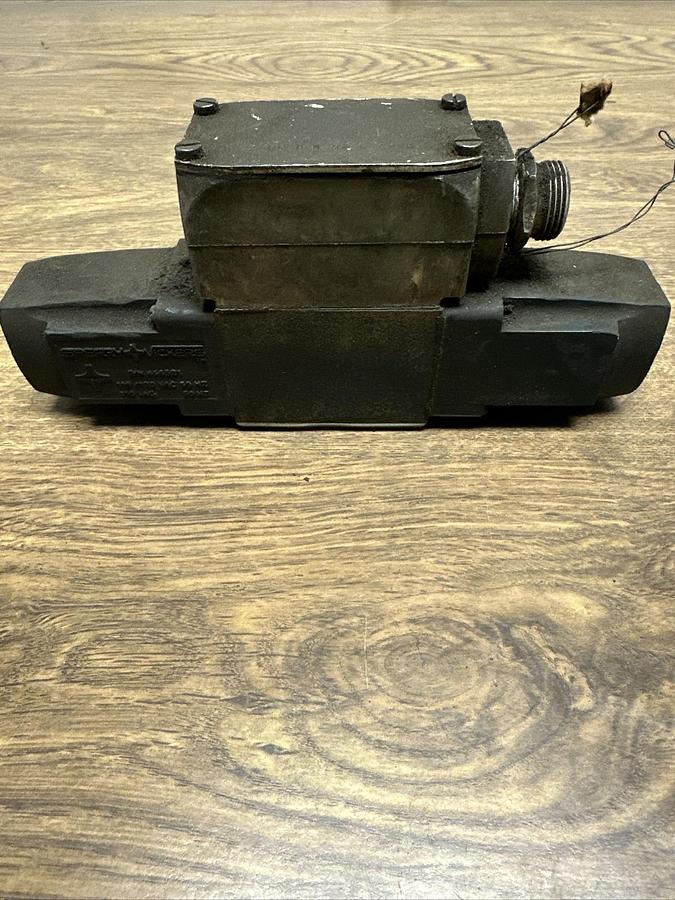 Used Sperry Vickers,414521,Directional Valve
