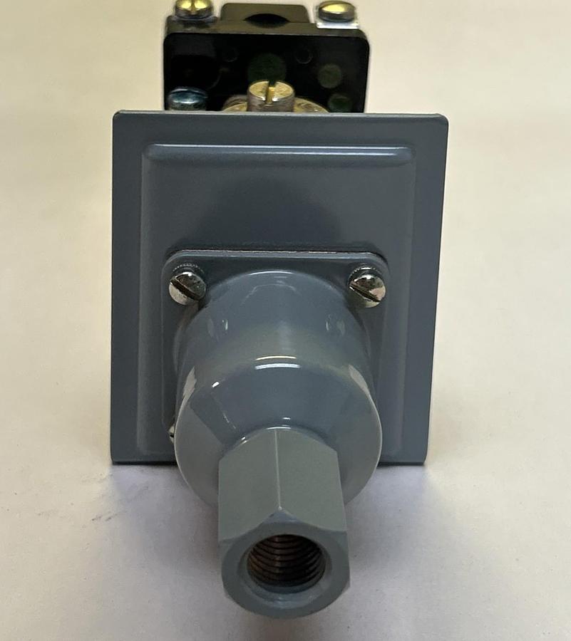 ALLEN BRADLEY,836-C6,PRESSURE CONTROL SWITCH NO COVER NOS