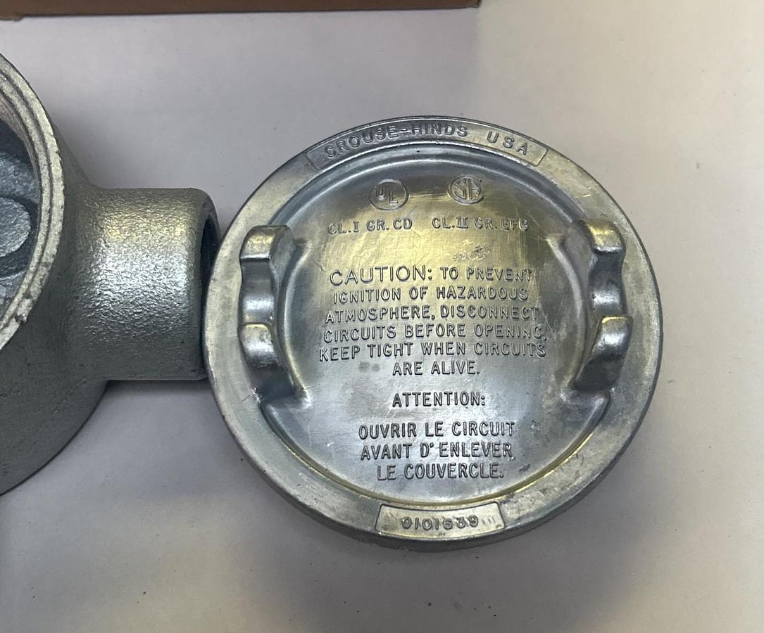 CROUSE HINDS,GUAT26,CONDUIT OUTLET BOX W/ COVER NOS