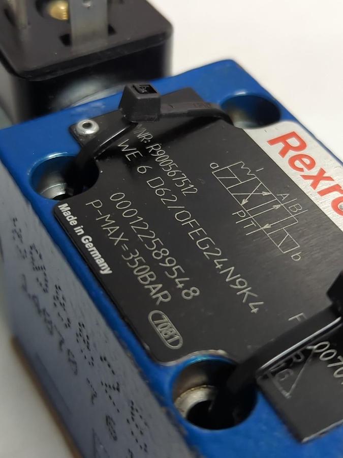 REXROTH,R900567512,DIRECTIONAL CONTROL VALVE 4WE 6 D62/OFEG24N9K4 NOS
