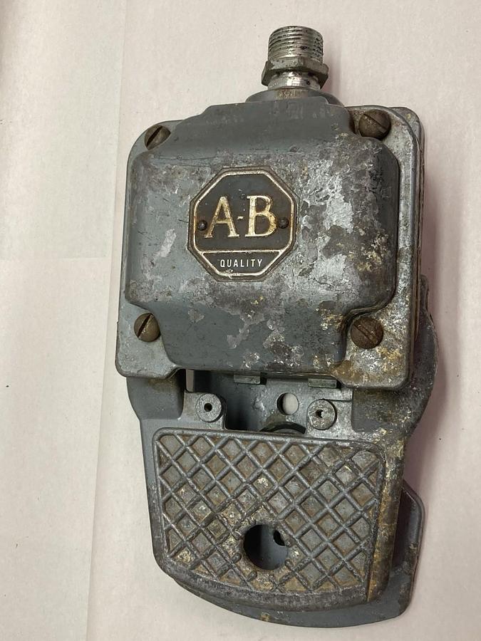 Used Allen‑Bradley,805‑AG4,Foot Switch Series D Bulletin 805