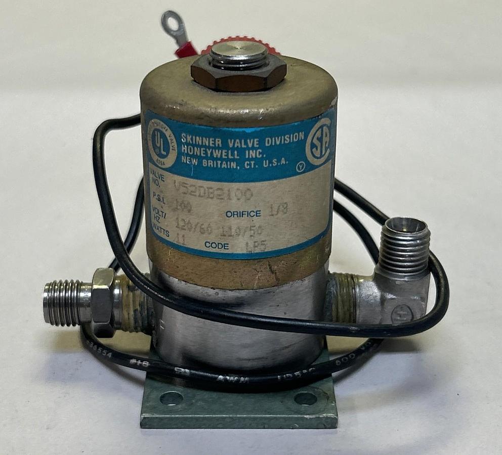 Used SKINNER VALVE,V52DB2100,SOLENOID VALVE 1/8 IN ORIFICE 100PSI 110/120V