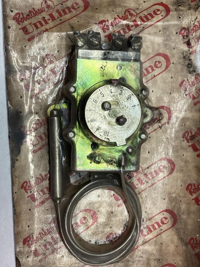 Used Robertshaw Uni-Line,SE 5000 606,Electric Thermostat 300 to 700 Degrees