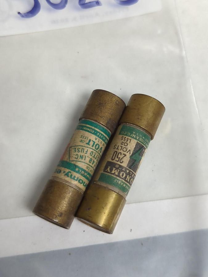 ECONOMY,F-3025,RENEWABLE 30 AMP FUSE LOT OF 2 PRE-OWNED