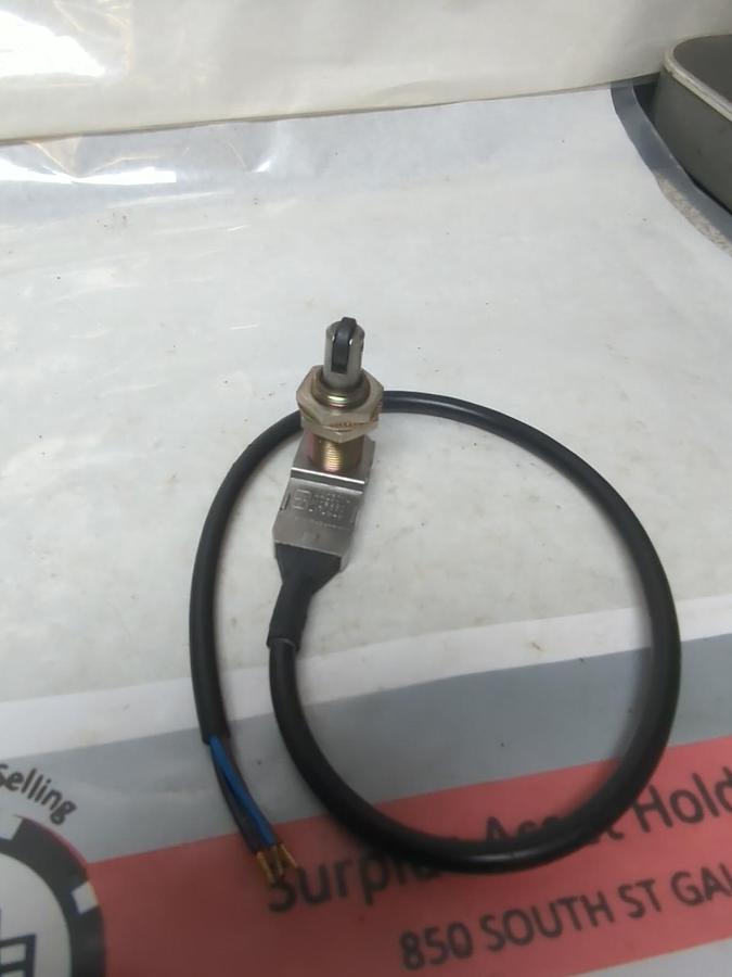 SCHMERSAL,MR2660-11-K-Y,MINIATURE SWITCH 4 AMP 250V NOS