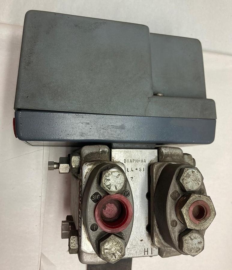 Used Moore,20508-6/4MI,Cell Differential Pressure Transmitter 20psi supply 3-15psi