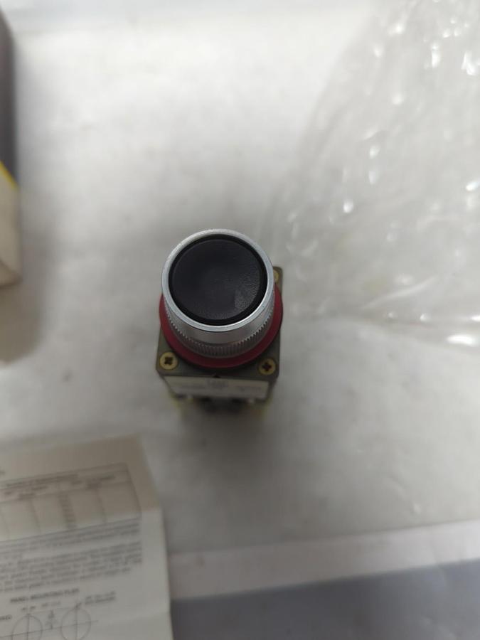ALLEN BRADLEY,800MR-A2BK,SMALL ROUND FLUSH HEAD PUSHBUTTON BLACK SERIES C NOS