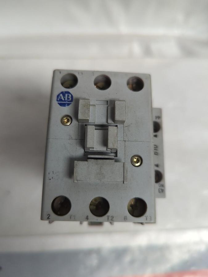 Used ALLEN BRADLEY,100-C37Z*00,CONTACTOR WITH CONTROL RELAY 100-S AUX PRE-OWNED