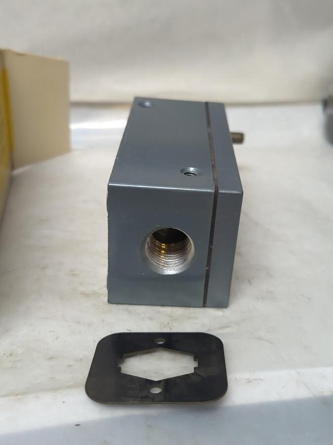 ALLEN BRADLEY,802X-A4,LIMIT SWITCH SERIES C NEMA 4 NOS