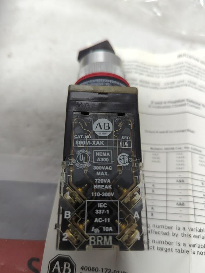 ALLEN BRADLEY,800MR-HH2BLAK,SMALL ROUND 2-POS SELECTOR SWITCH BLACK SERIES C NOS