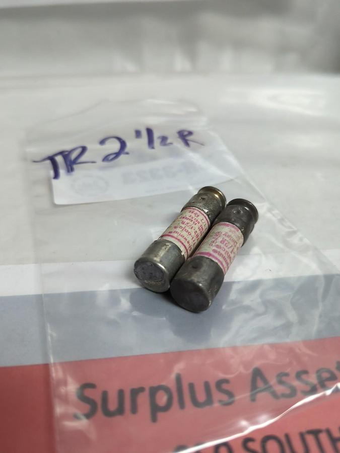 Used GOULD SHAWMUT,TR-2-1/2R,TRI-ONIC 2-1/2 AMP FUSE LOT OF 2 PRE-OWNED