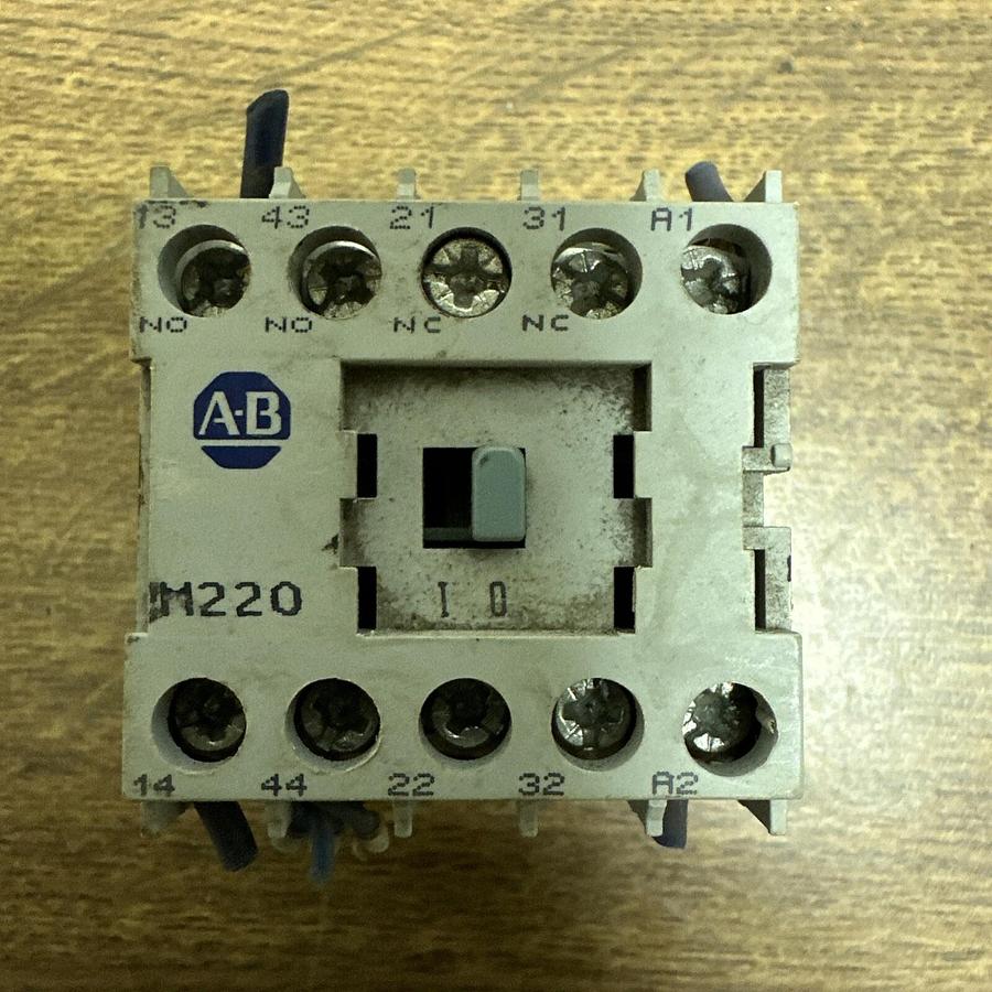 Used Allen Bradley,700DC-M220 A,Control Relay
