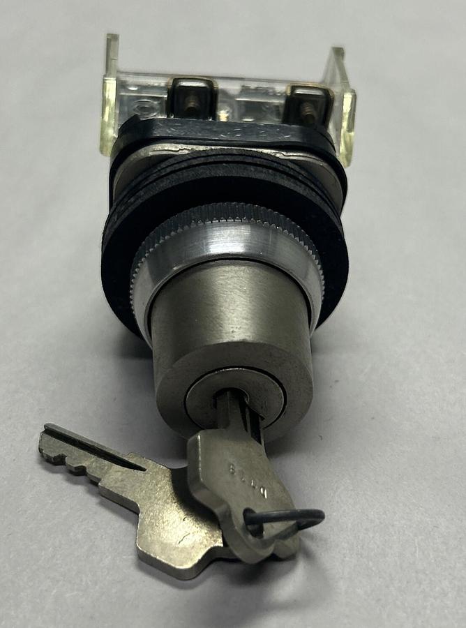 ALLEN BRADLEY,800T-H33D2,CYLINDER LOCK SELECTOR SWITCH NOS