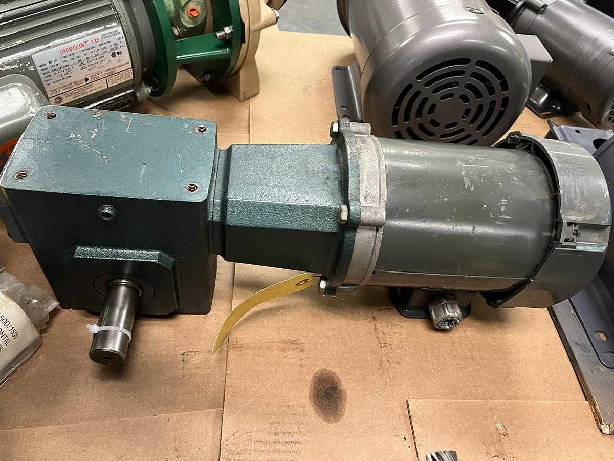 Used GROVE GEAR,BM224-2,GEARMOTOR RATIO 30 1/2HP 3PH SHAFT 1-1/8"