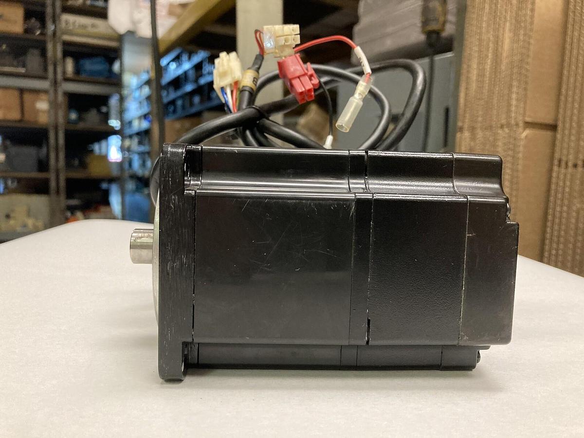 Used Yaskawa,SGMPH-04A1A-YR61,AC Servo Motor 400W  200V 2.6A 3000RPM