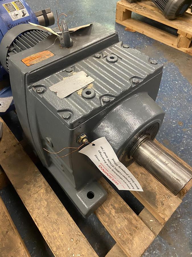 Used SEW Eurodrive,R97DT90L4,Gearmotor Input 1720RPM Ratio 255.71 Out 6.7RPM