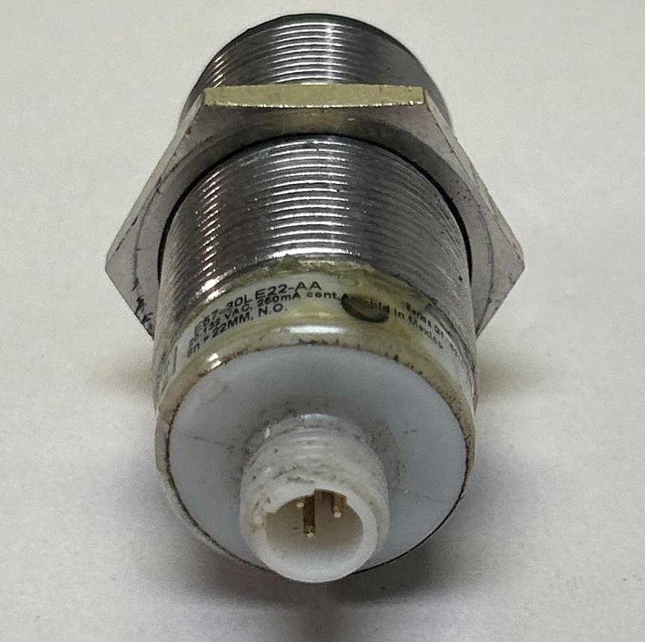 Used EATON,E57-30LE22-AA,INDUCTIVE PROXIMITY SENSOR