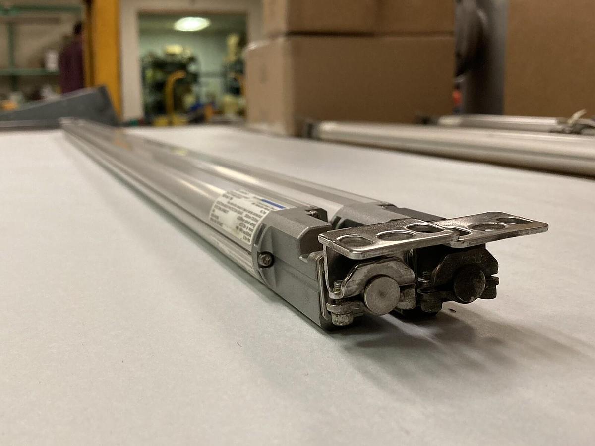 Used Keyence Sensor,SL-V64H,Light Curtain Transmitter with Receiver 1260MM 24V