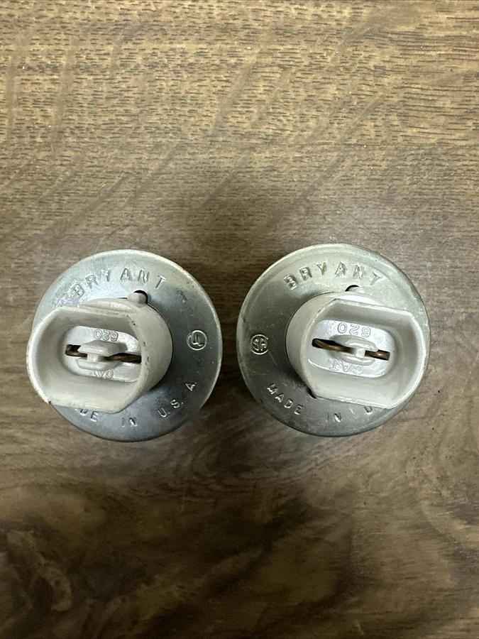 Bryant,620-P,Lampholder Lot of 2
