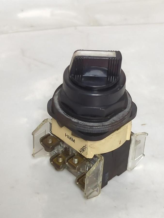 Used ALLEN BRADLEY,800H-JR2KC1,SERIES F SELECTOR SWITCH PRE-OWNED
