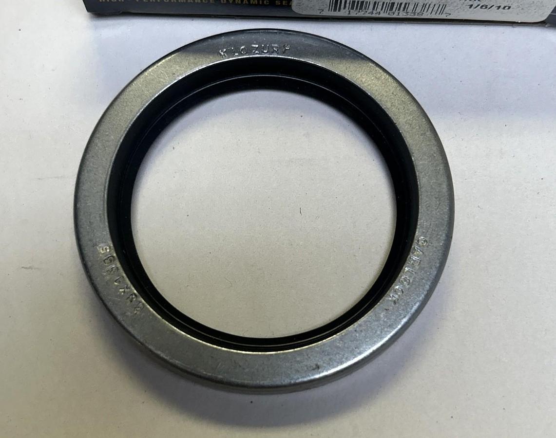 Used GARLOCK KLOZURE,21158-1555,OIL SEAL NOS