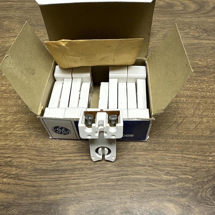 GE,318-F,Flourescent Lampholder 660W 600V BOX of 10
