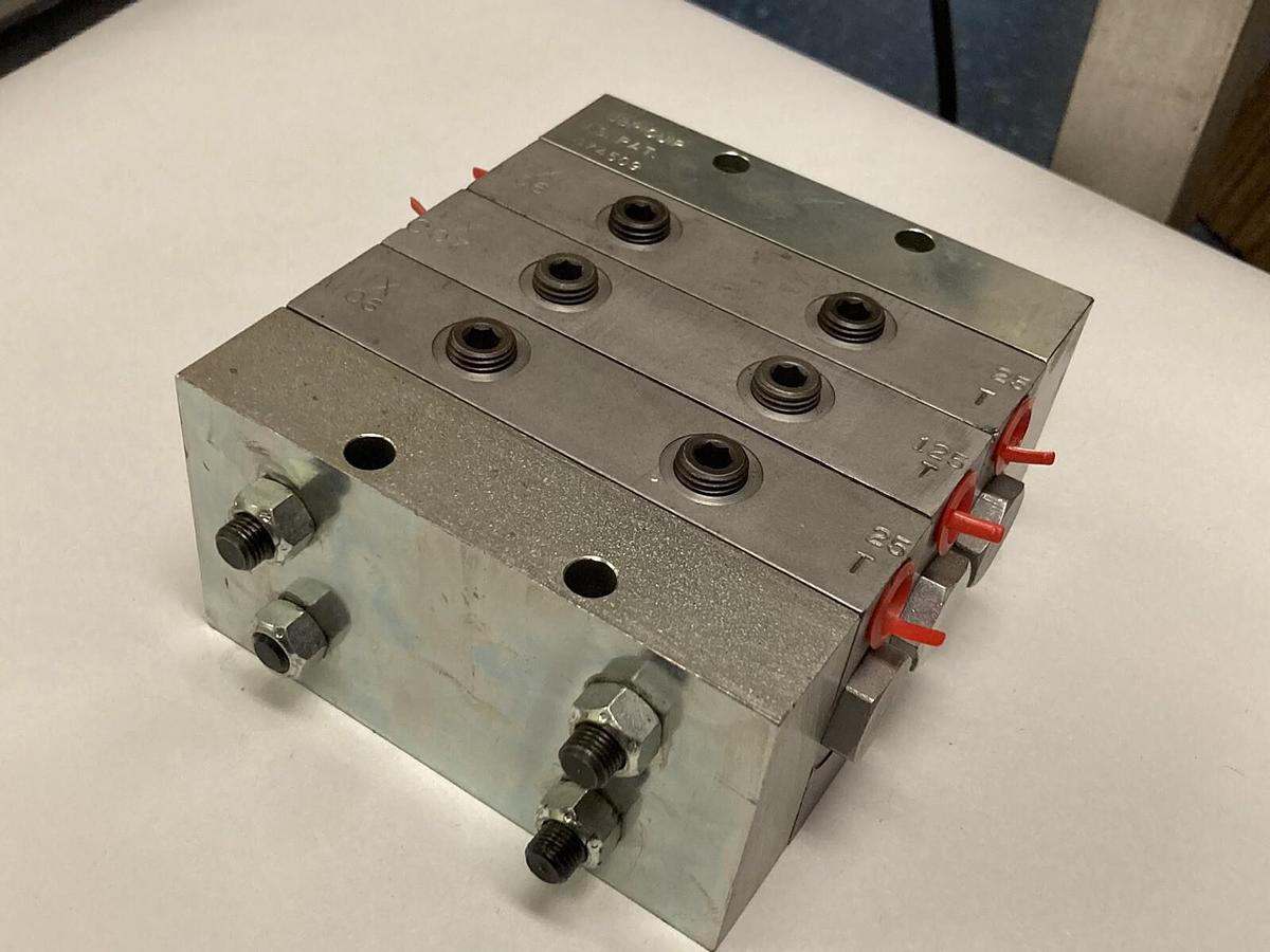 Used Graco,MXM06-25T MXC07-125T MXM06-25T Divider Valve 3074509