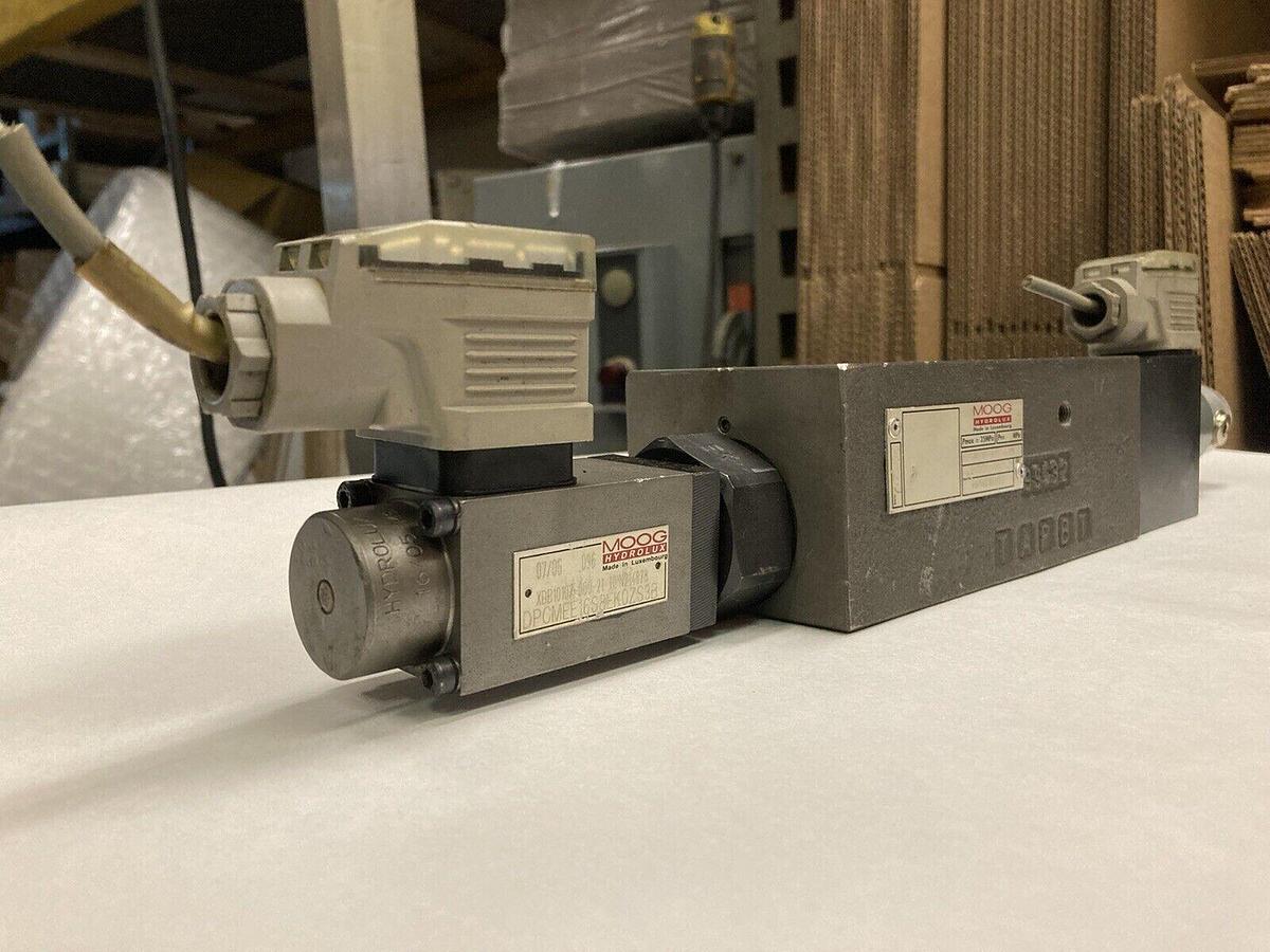 Used Moog,XZB10190-000-21,Proportional Valve with Moog XDB10107-00-21 Hydraulic Valve