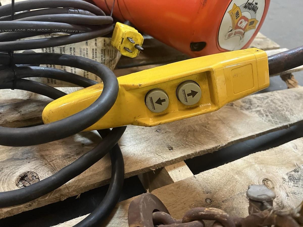 Used BUDGIT,2 TON,SINGLE PHASE ELECTRIC HOIST 120V 1PH 10FT CHAIN