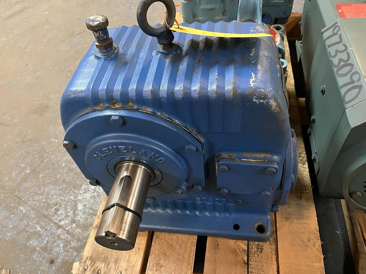 Used CLEVELAND,3040D,WORM GEAR SPEED REDUCER SERIES 25 RATIO 110 2.5HP 1750RPM