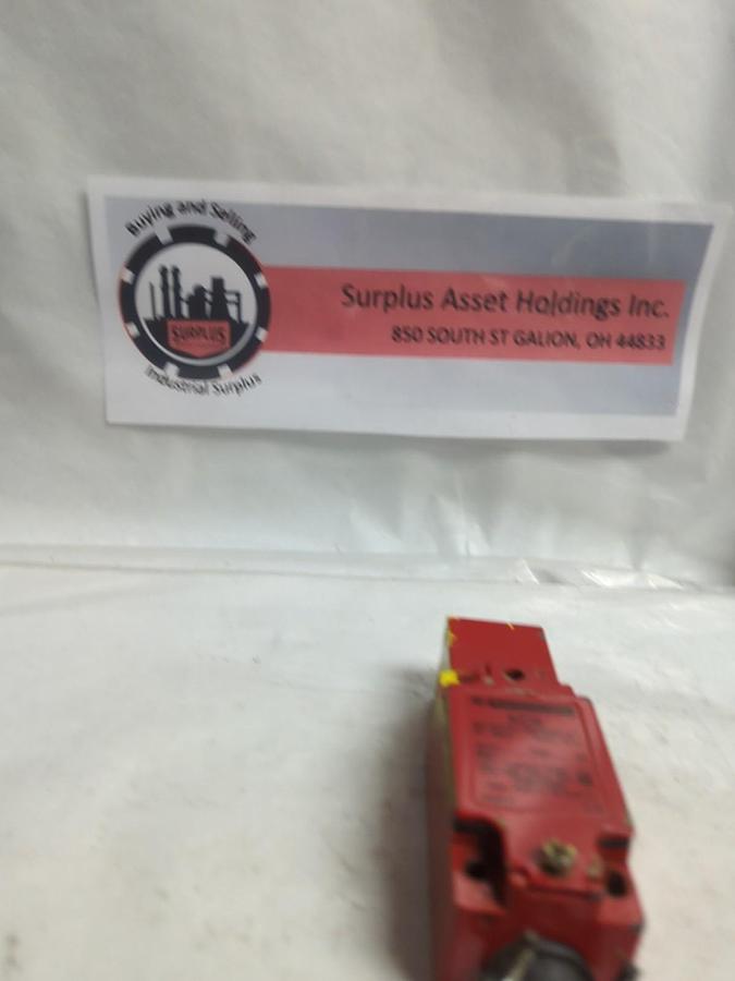 Used TELEMECANIQUE,IEC 947-5-1 EN 60947-4-1,XCS SAFETY LIMIT SWITCH PRE-OWNED