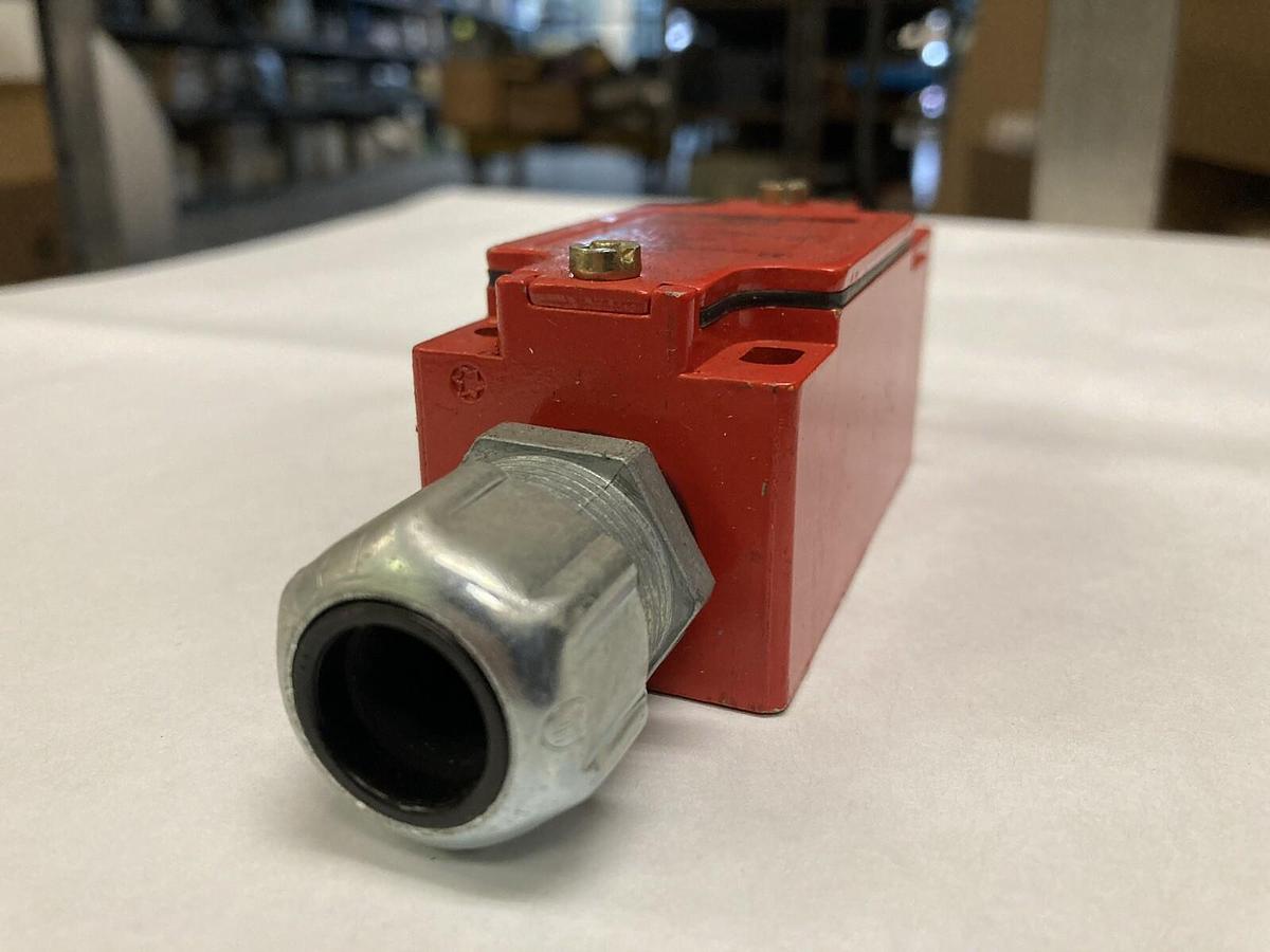 Used Telemecanique,XCS-A703,Safety Limit Switch